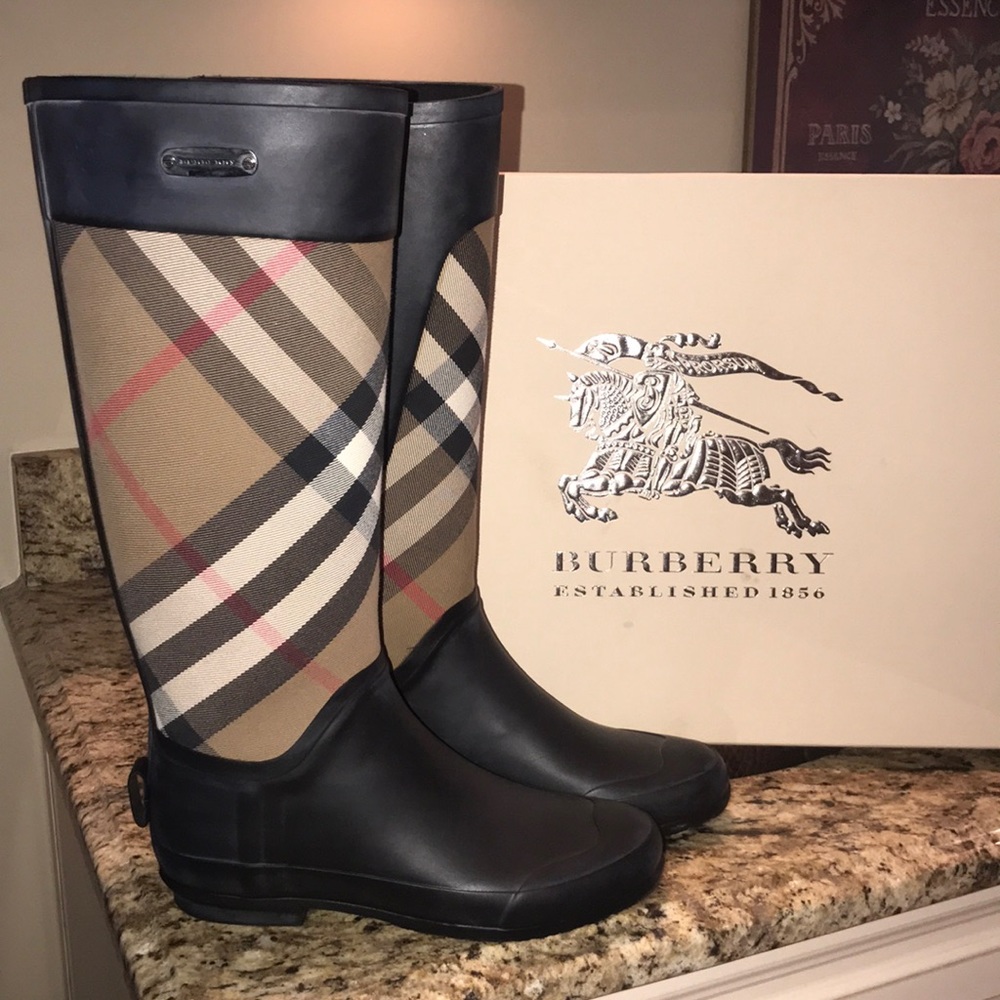 Like new Burberry Clemence Signature Rain Boots